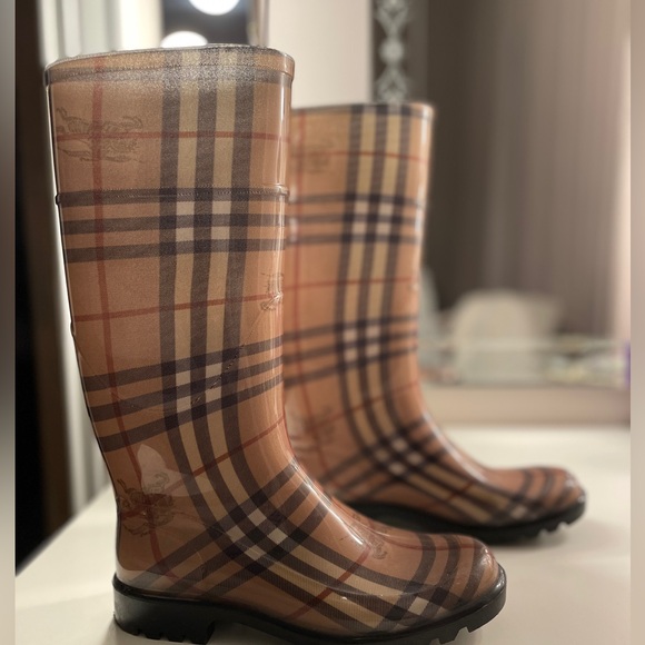 Burberry Ladies Rain Boots size 35 - Picture 1 of 4